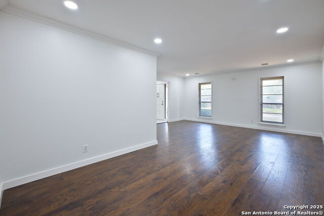 Listing photo id 7 for 425 Winfield Blvd