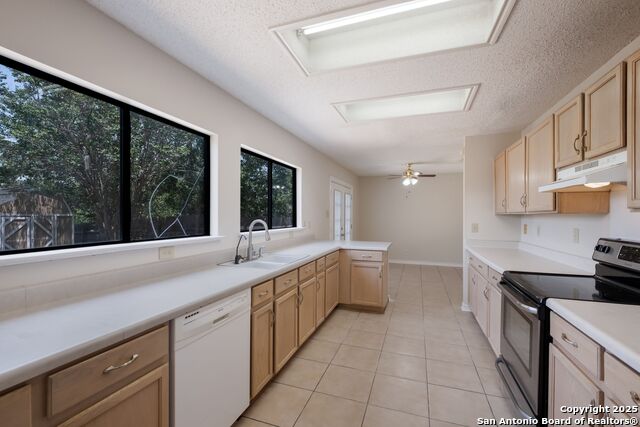 Listing photo id 7 for 6647 Beech Trail