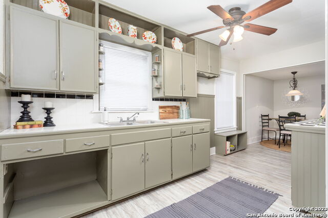 Listing photo id 8 for 305 Kendalia