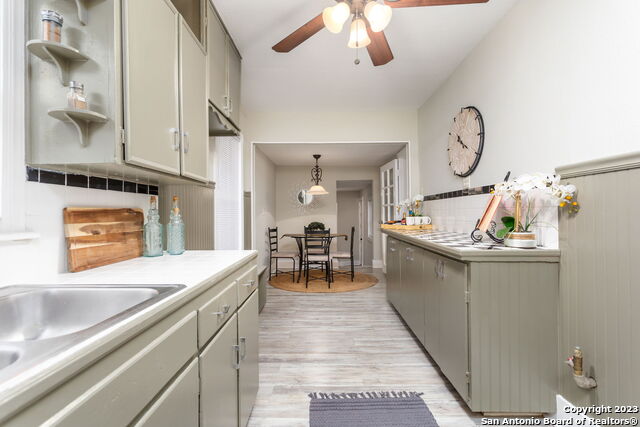 Listing photo id 9 for 305 Kendalia