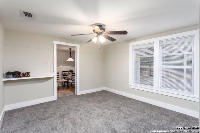 Listing photo id 13 for 305 Kendalia
