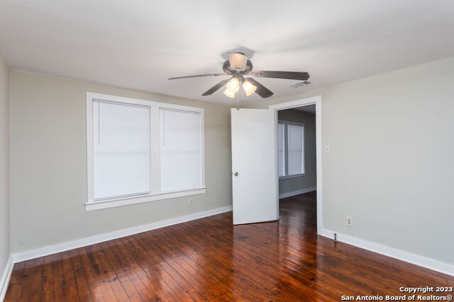 Listing photo id 15 for 305 Kendalia