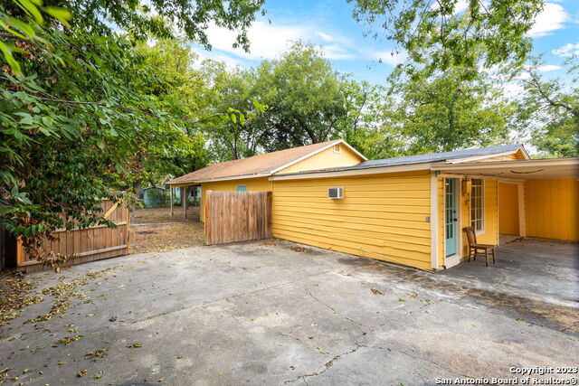 Listing photo id 25 for 305 Kendalia