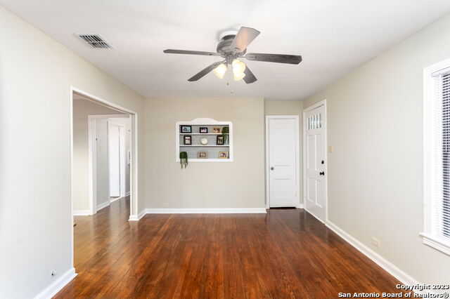 Listing photo id 3 for 305 Kendalia