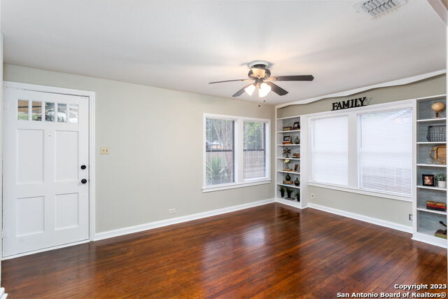 Listing photo id 4 for 305 Kendalia