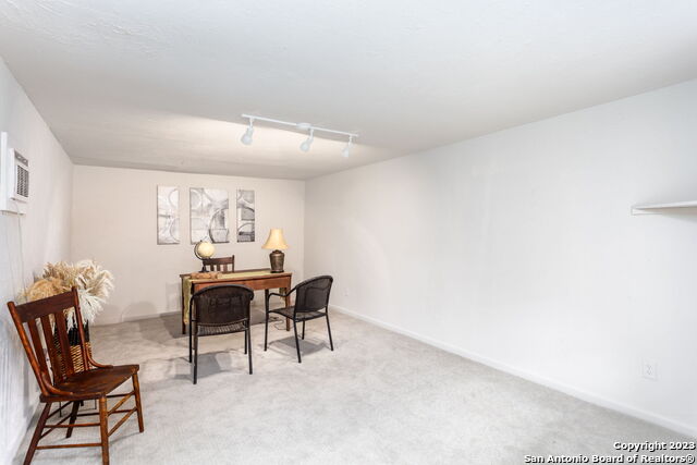 Listing photo id 5 for 305 Kendalia