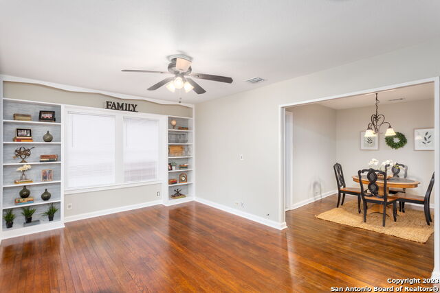 Listing photo id 6 for 305 Kendalia