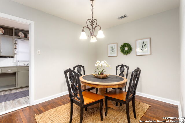Listing photo id 7 for 305 Kendalia