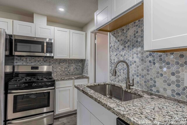 Listing photo id 8 for 1309 Quintana Rd