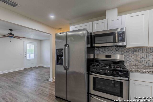 Listing photo id 9 for 1309 Quintana Rd