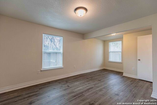 Listing photo id 14 for 1309 Quintana Rd