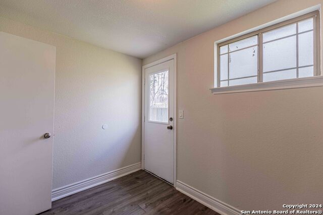 Listing photo id 22 for 1309 Quintana Rd