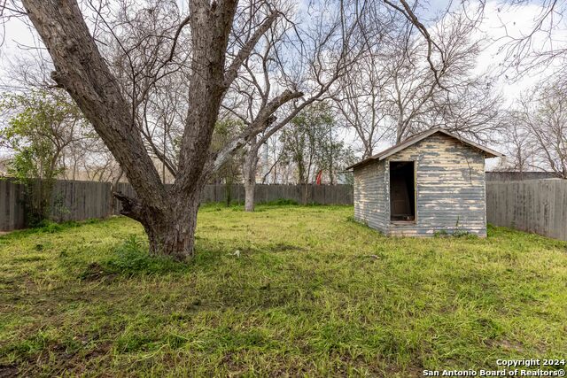 Listing photo id 27 for 1309 Quintana Rd