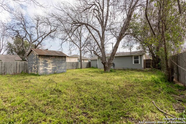 Listing photo id 28 for 1309 Quintana Rd