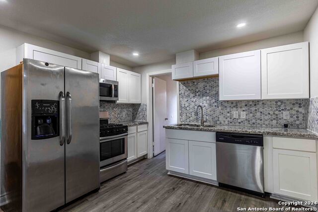 Listing photo id 5 for 1309 Quintana Rd