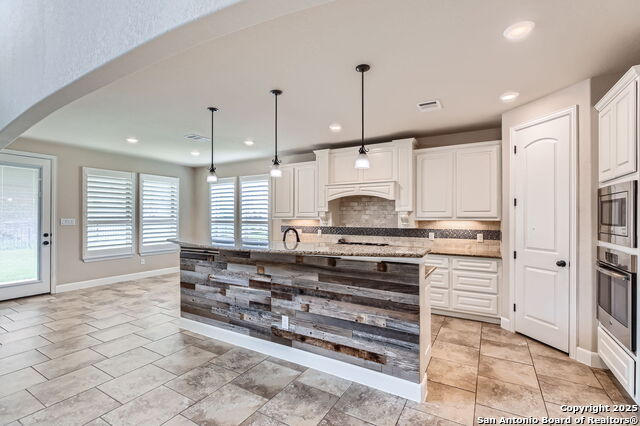 Listing photo id 8 for 16918 Sonoma
