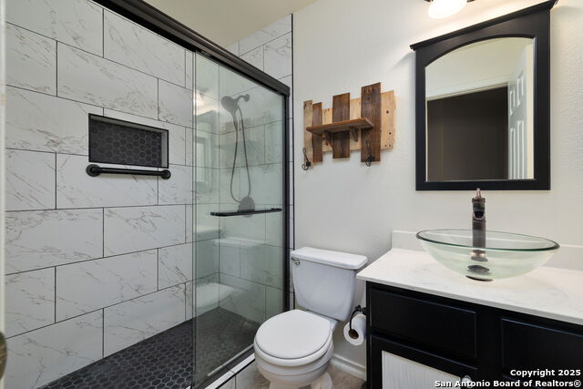 Listing photo id 8 for 2392 Medina