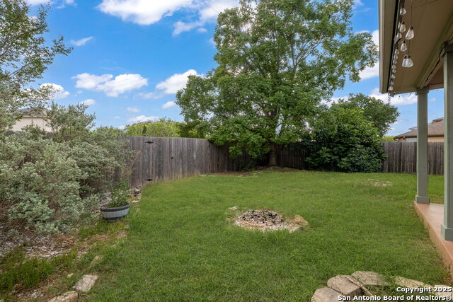 Listing photo id 16 for 2392 Medina