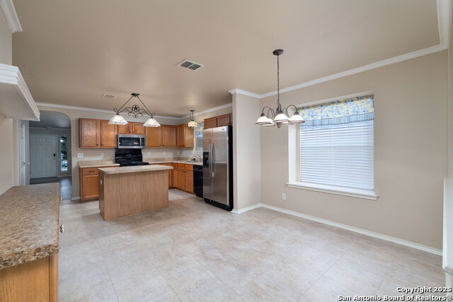 Listing photo id 2 for 2392 Medina