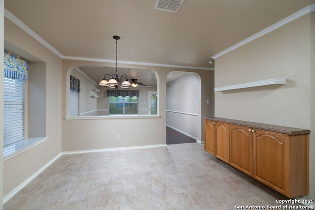 Listing photo id 3 for 2392 Medina