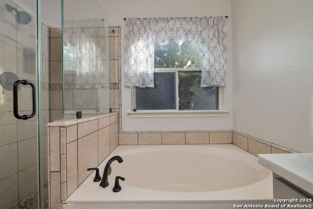 Listing photo id 7 for 2392 Medina