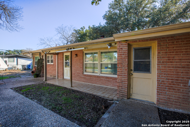 Image 11 of 34 For 215 Five Oaks