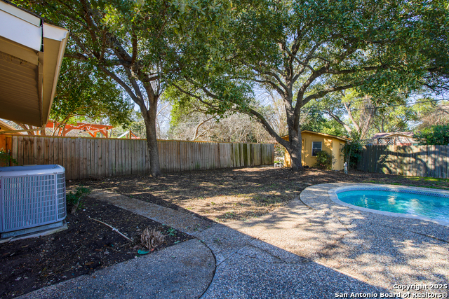 Image 13 of 34 For 215 Five Oaks