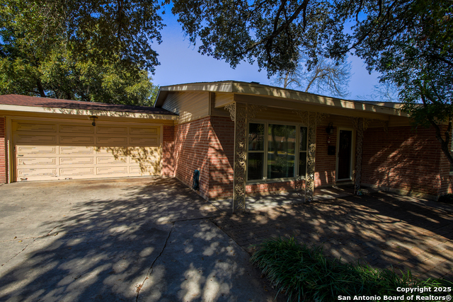 Image 4 of 34 For 215 Five Oaks
