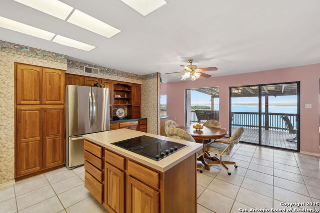 Listing photo id 8 for 1245 Larson