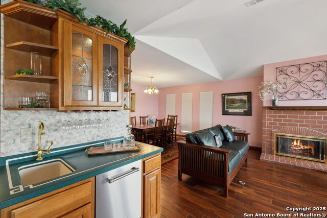 Listing photo id 12 for 1245 Larson