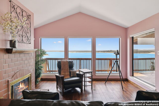 Listing photo id 14 for 1245 Larson
