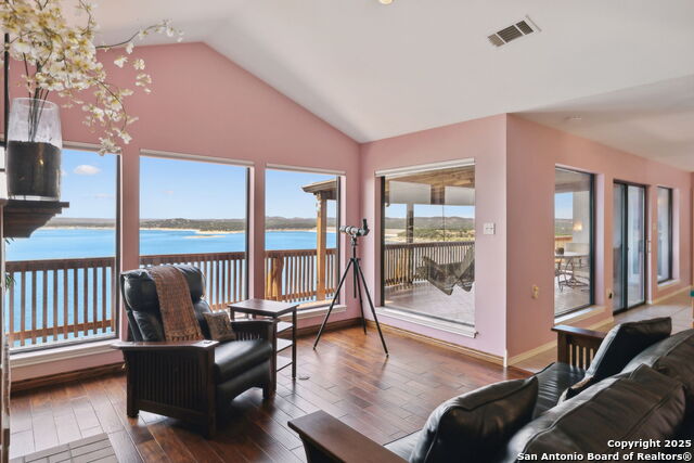 Listing photo id 15 for 1245 Larson
