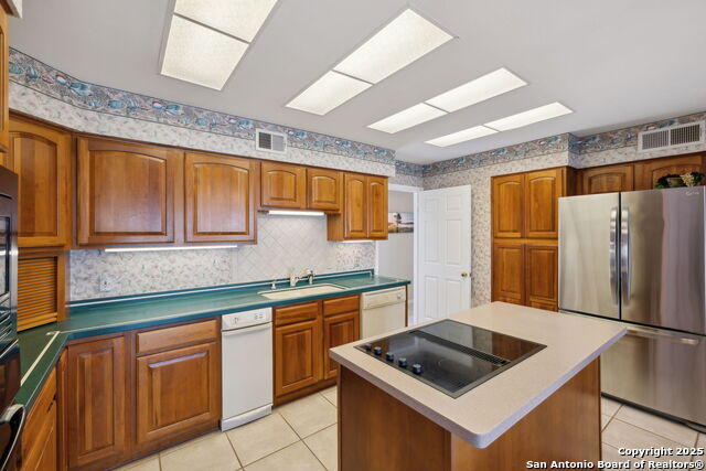 Listing photo id 7 for 1245 Larson