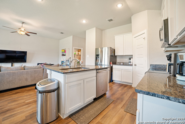 Listing photo id 8 for 6907 Emerald Vly