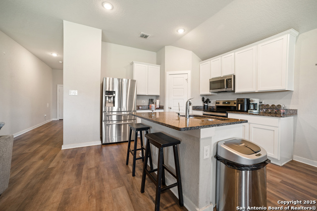 Listing photo id 9 for 6907 Emerald Vly