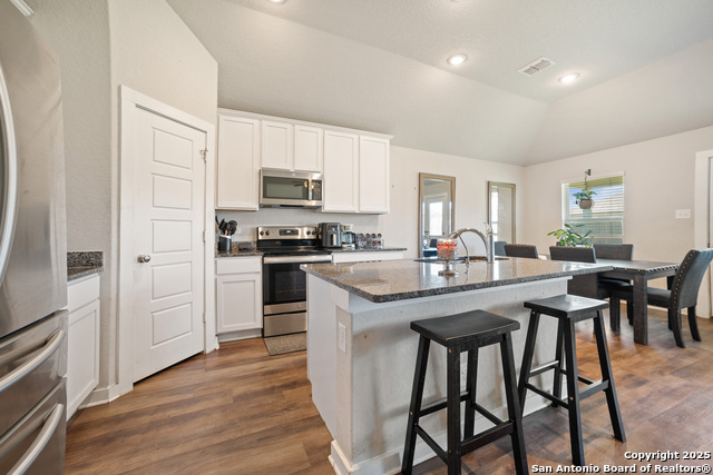 Listing photo id 10 for 6907 Emerald Vly