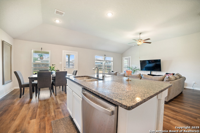 Listing photo id 11 for 6907 Emerald Vly