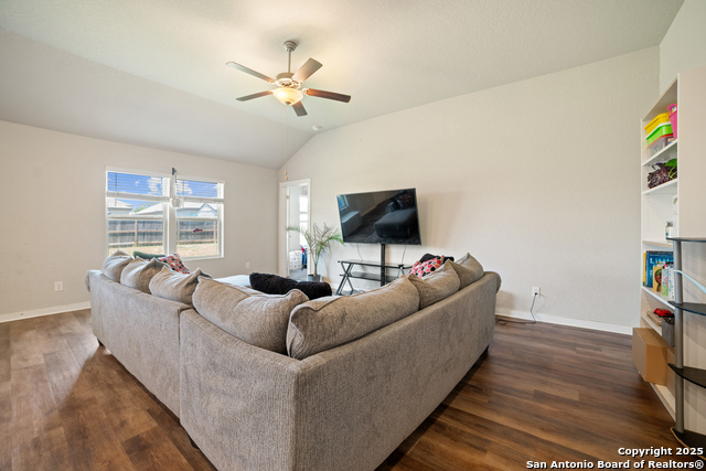 Listing photo id 12 for 6907 Emerald Vly