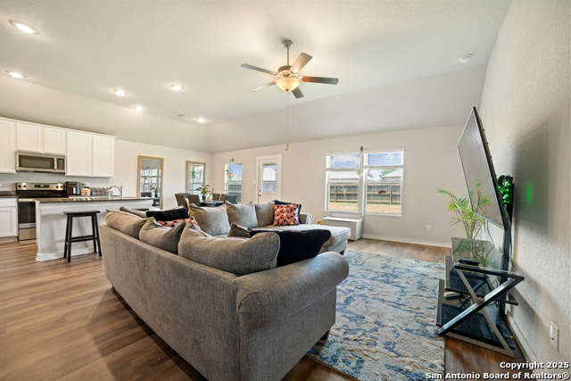 Listing photo id 13 for 6907 Emerald Vly