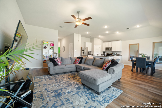 Listing photo id 14 for 6907 Emerald Vly