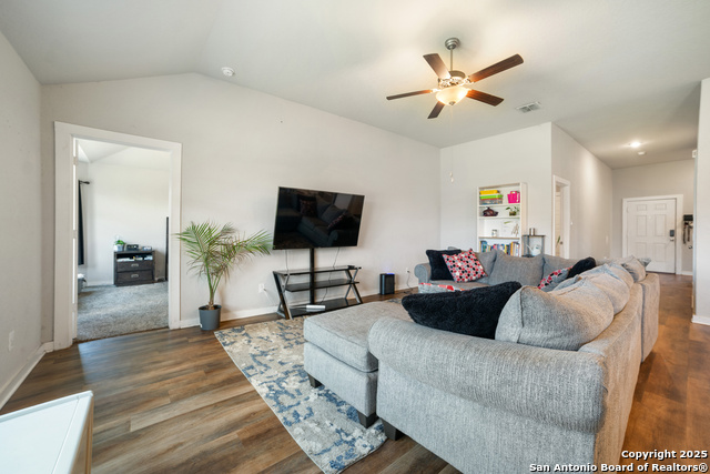 Listing photo id 15 for 6907 Emerald Vly