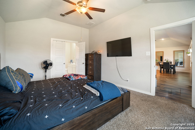 Listing photo id 19 for 6907 Emerald Vly