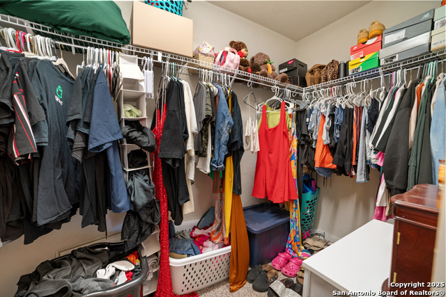 Listing photo id 23 for 6907 Emerald Vly