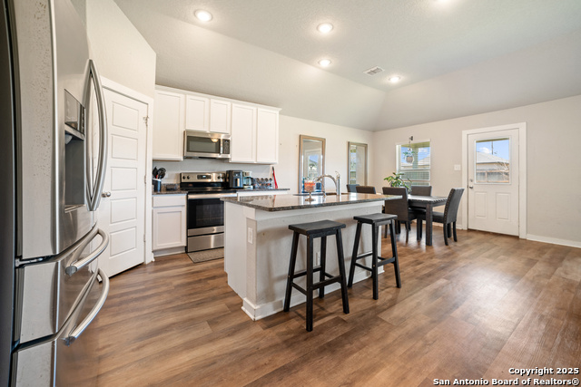 Listing photo id 5 for 6907 Emerald Vly