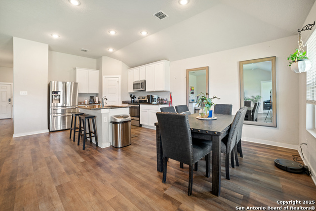 Listing photo id 6 for 6907 Emerald Vly