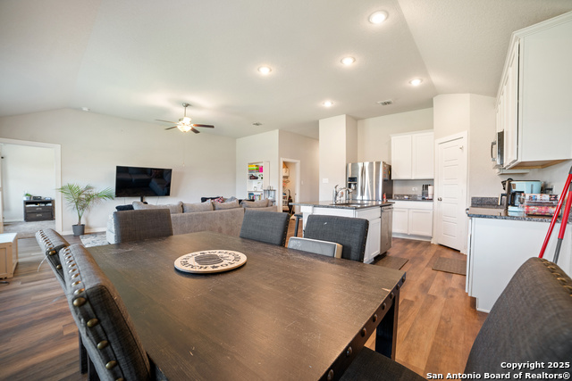 Listing photo id 7 for 6907 Emerald Vly