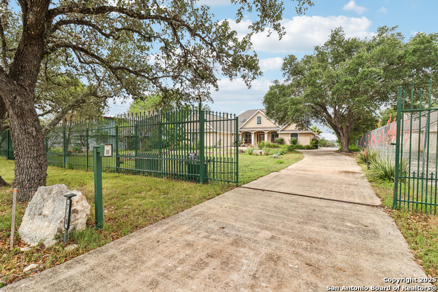 Listing photo id 2 for 718 Park Shores
