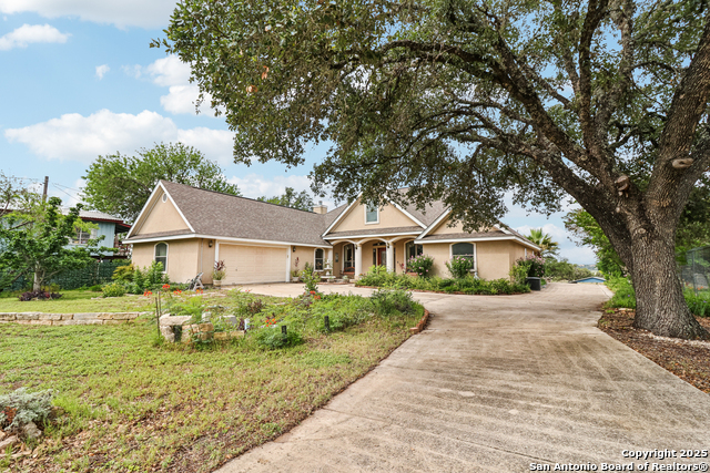 Listing photo id 3 for 718 Park Shores