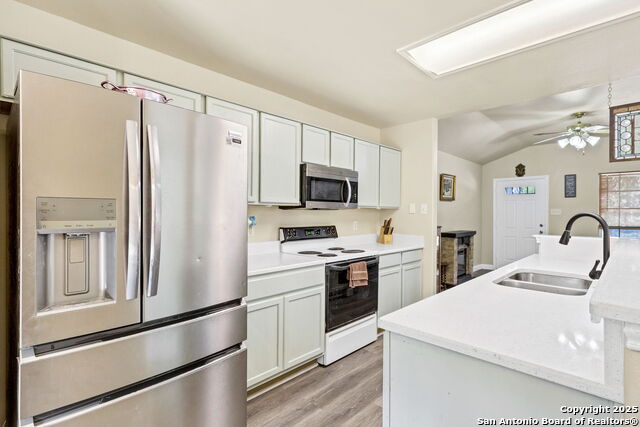 Image 11 of 33 For 8735 Melrose