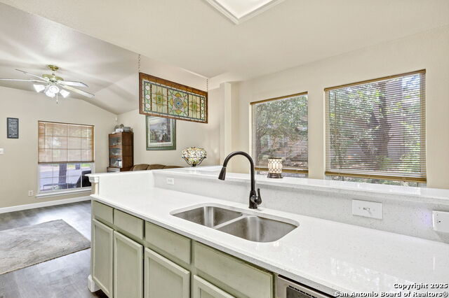 Image 12 of 33 For 8735 Melrose